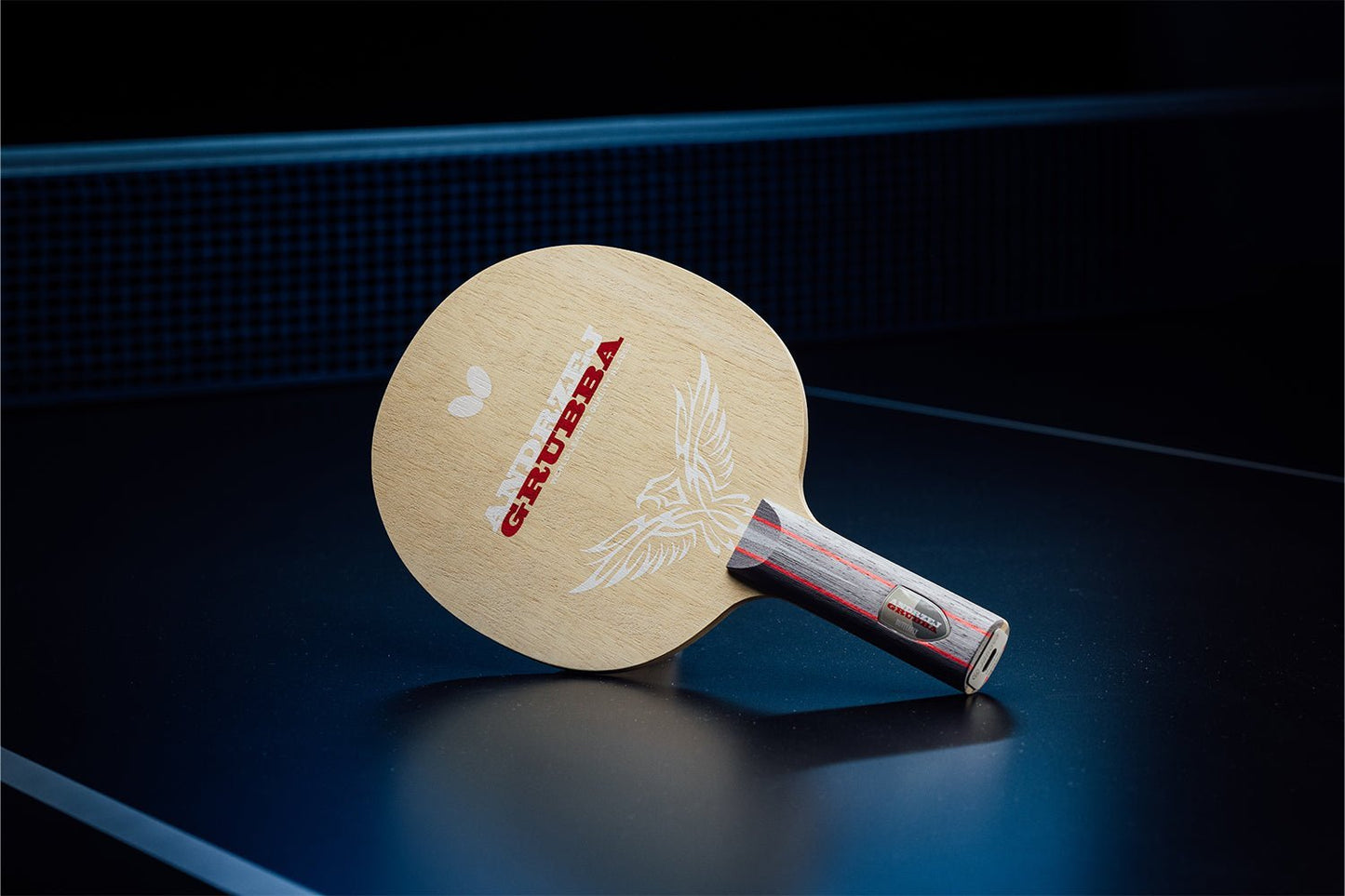 Stehender Butterfly Andrzej Grubba Allround Tischtennisschläger mit geradem Griff, Janova Sensor, USB-C-Buchse auf Tischtennistisch