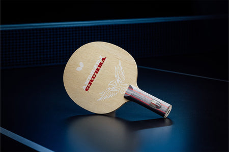 Stehender Butterfly Andrzej Grubba Allround Tischtennisschläger mit geradem Griff, Janova Sensor, USB-C-Buchse auf Tischtennistisch