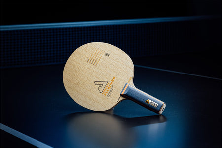 Stehender Joola Rosskopf Allround Tischtennisschläger mit geradem Griff, Janova Sensor, USB-C-Buchse auf Tischtennistisch