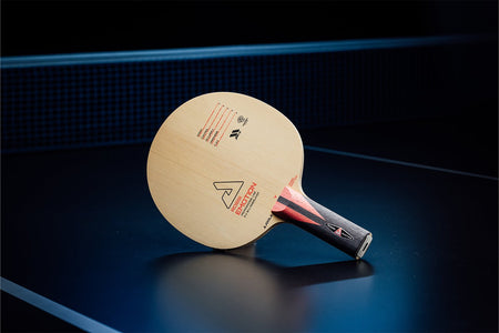 Stehender Joola Rossi Emotion Tischtennisschläger mit geradem Griff, Janova Sensor, USB-C-Buchse auf Tischtennistisch
