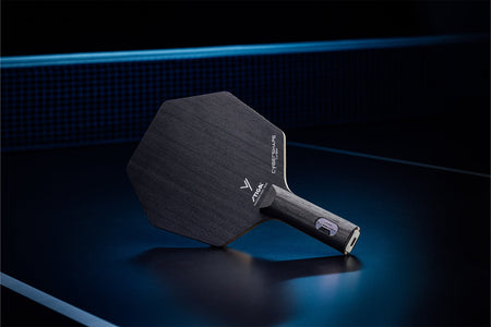 Stehender Stiga Cybershape Carbon Tischtennisschläger mit geradem Griff, Janova Sensor, USB-C-Buchse auf Tischtennistisch