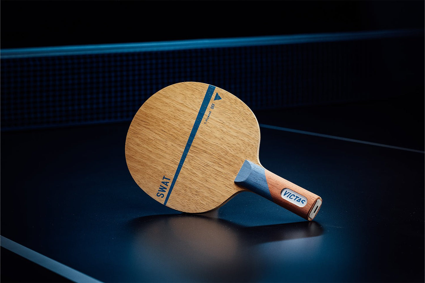 Stehender Vioctas Swat Tischtennisschläger mit geradem Griff, Janova Sensor, USB-C-Buchse auf Tischtennistisch