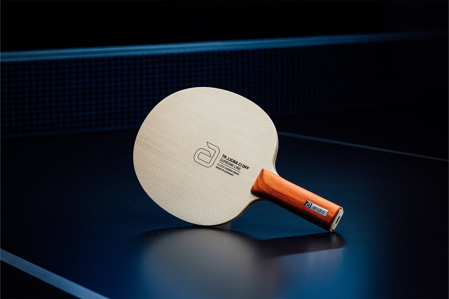Stehender andro TP Ligna CI Tischtennisschläger mit geradem Griff, Janova Sensor, USB-C-Buchse auf Tischtennistisch