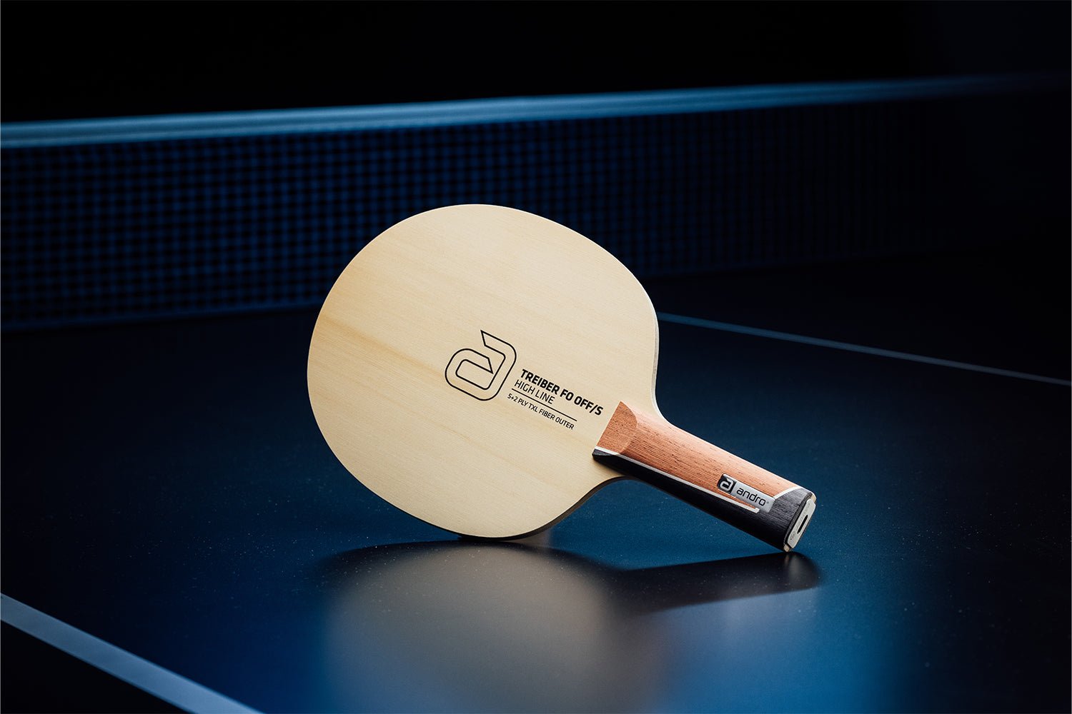 Stehender andro Treiber FO OFF/S Tischtennisschläger mit geradem Griff, Janova Sensor, USB-C-Buchse auf Tischtennistisch