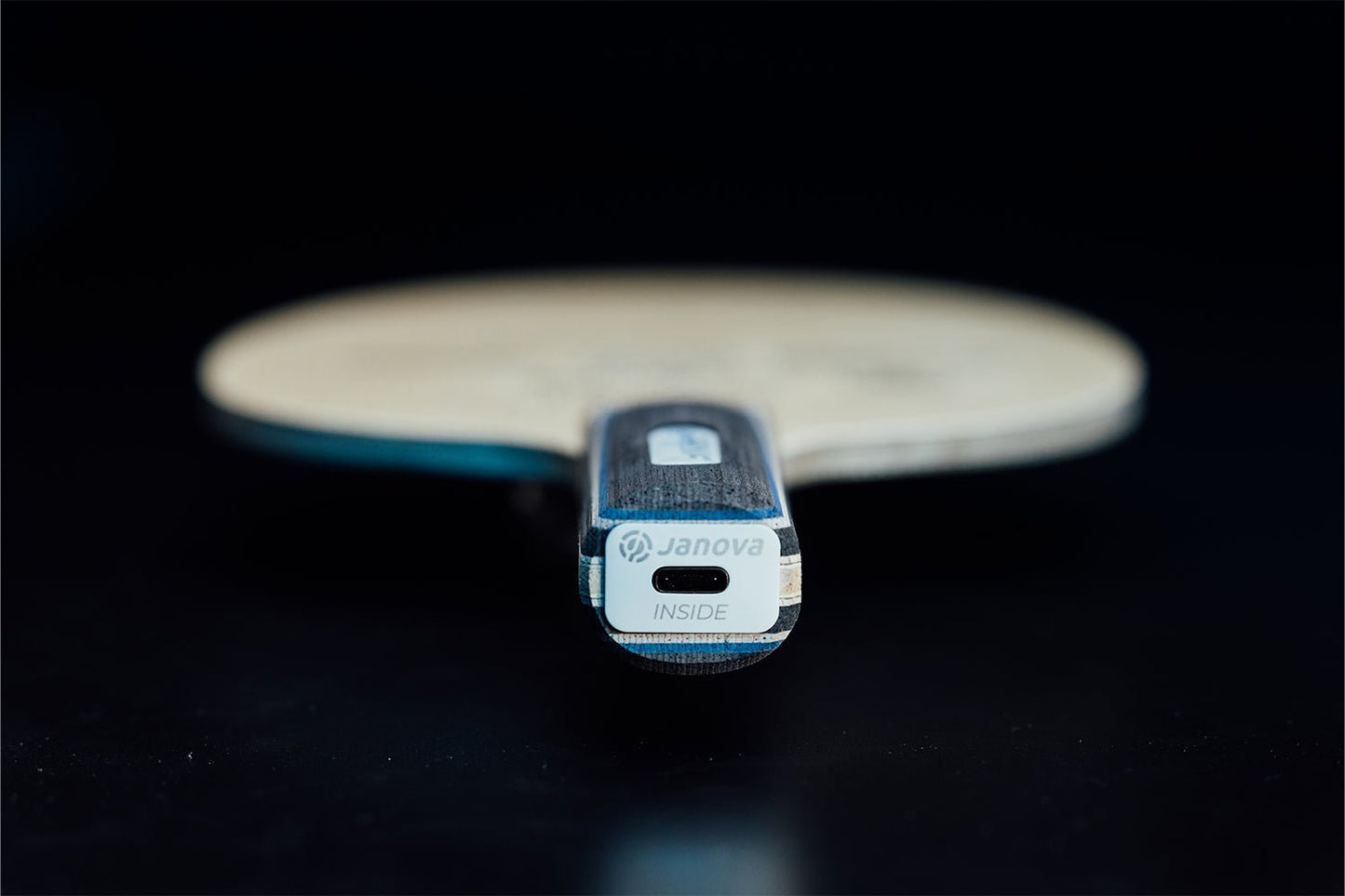 Nahaufnahme Donic Appelgren All+ World Champion 89 Tischtennisschläger mit Janova Sensor und USB-C Anschluss