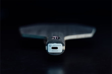 Nahaufnahme Stiga Cybershape Carbon Tischtennisschläger mit Janova Sensor und USB-C Anschluss