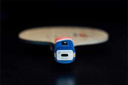 Nahaufnahme Tibhar Félix Lebrun Hyper Carbon Tischtennisschläger mit Janova Sensor und USB-C Anschluss