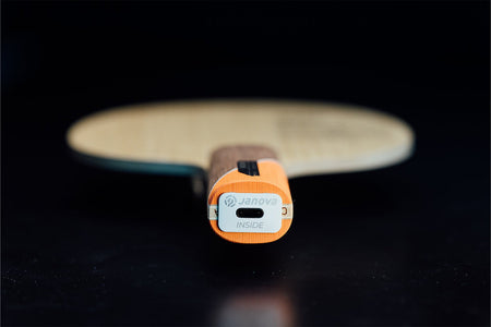 Nahaufnahme Xiom Allround S Tischtennisschläger mit Janova Sensor und USB-C Anschluss