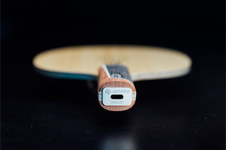 Nahaufnahme andro Treiber FI OFF Tischtennisschläger mit Janova Sensor und USB-C Anschluss