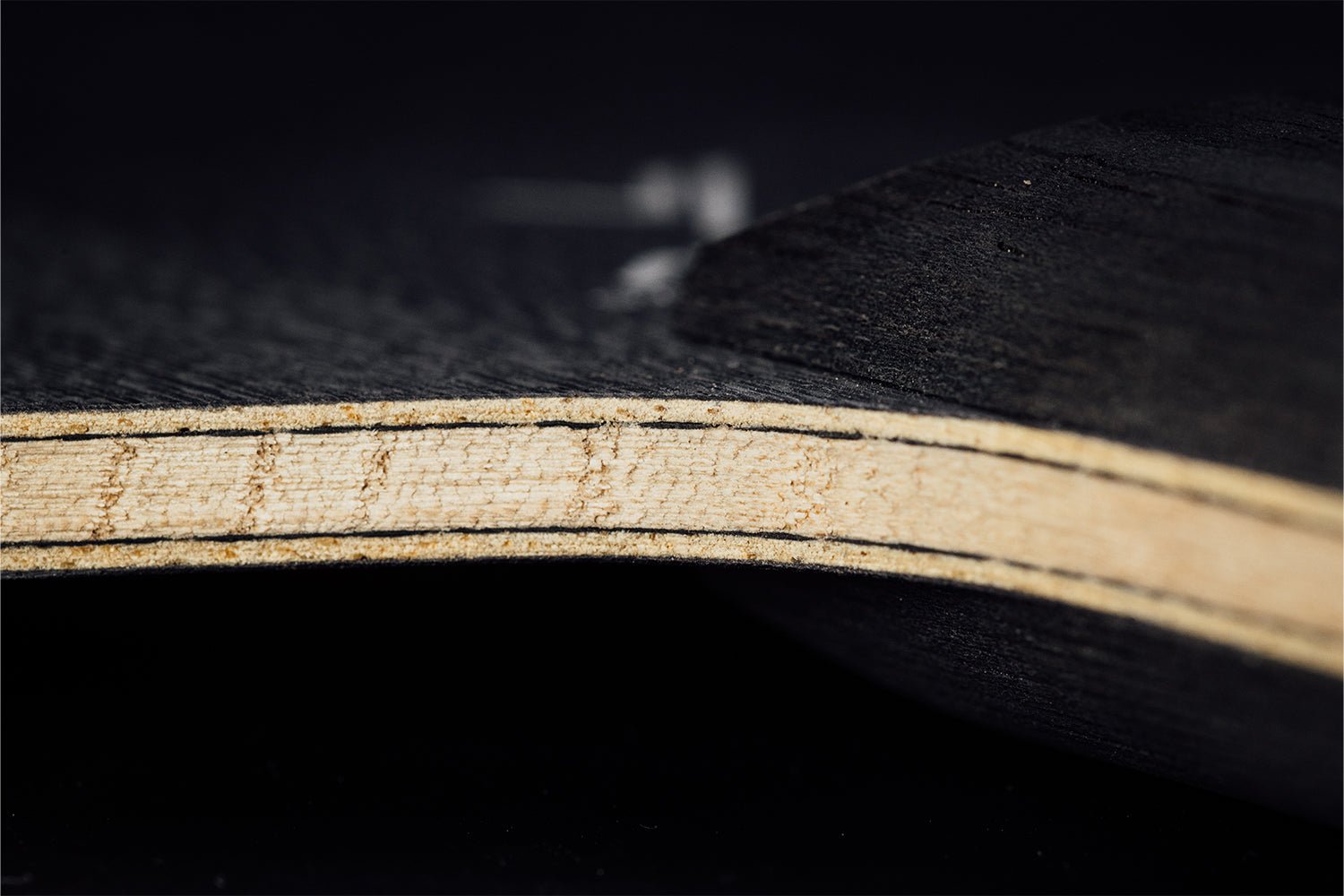 Detailansicht Stiga Cybershape Carbon Tischtennisschläger Furnieraufbau mit 5 + 2 Schichten