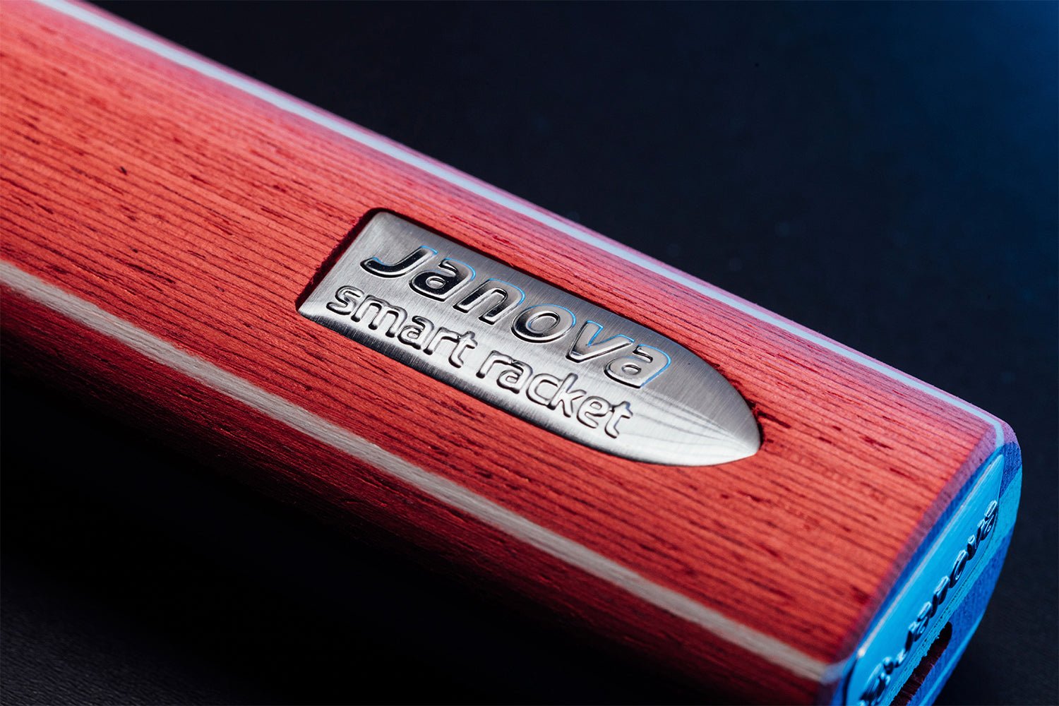 Smart Racket - ROOKIE Tischtennisschläger, Detailansicht gerades Griffende mit Janova Sensor und USB-C