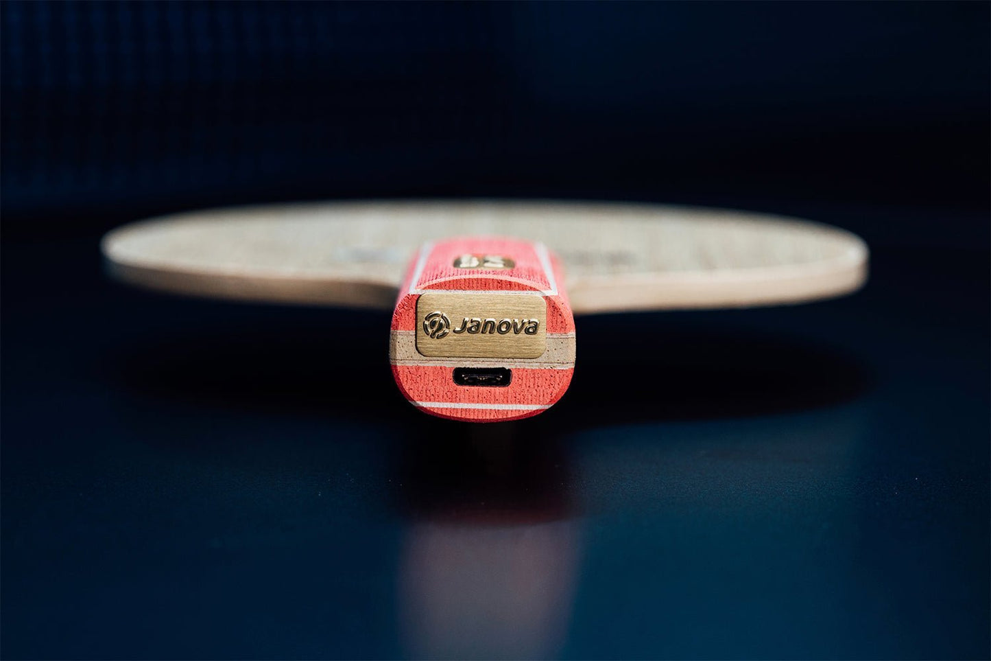 Nahaufnahme Smart Racket - ROOKIE Tischtennisschläger mit Janova Sensor und USB-C Anschluss