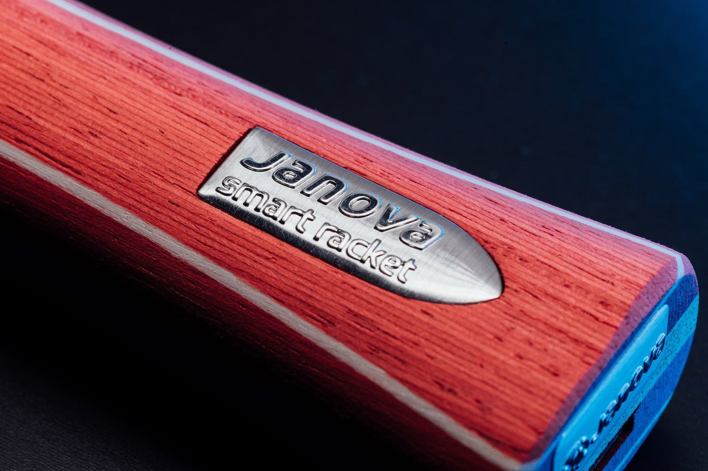 Smart Racket ROOKIE Tischtennisschläger, Detailansicht konkaves Griffende mit Janova Sensor und USB-C