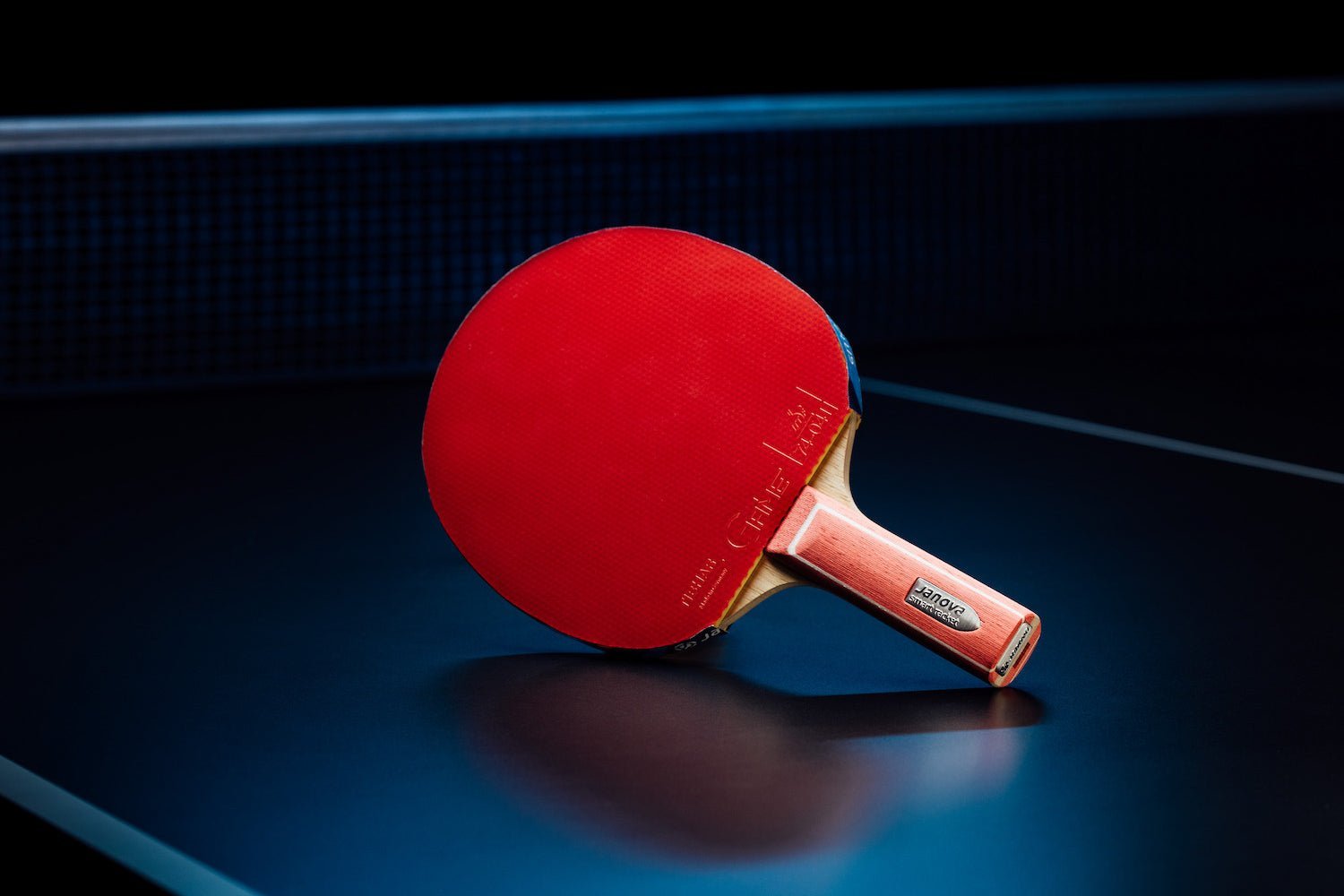 Stehender Smart Racket ROOKIE Tischtennisschläger mit geradem Griff, Janova Sensor, USB-C-Buchse auf Tischtennistisch