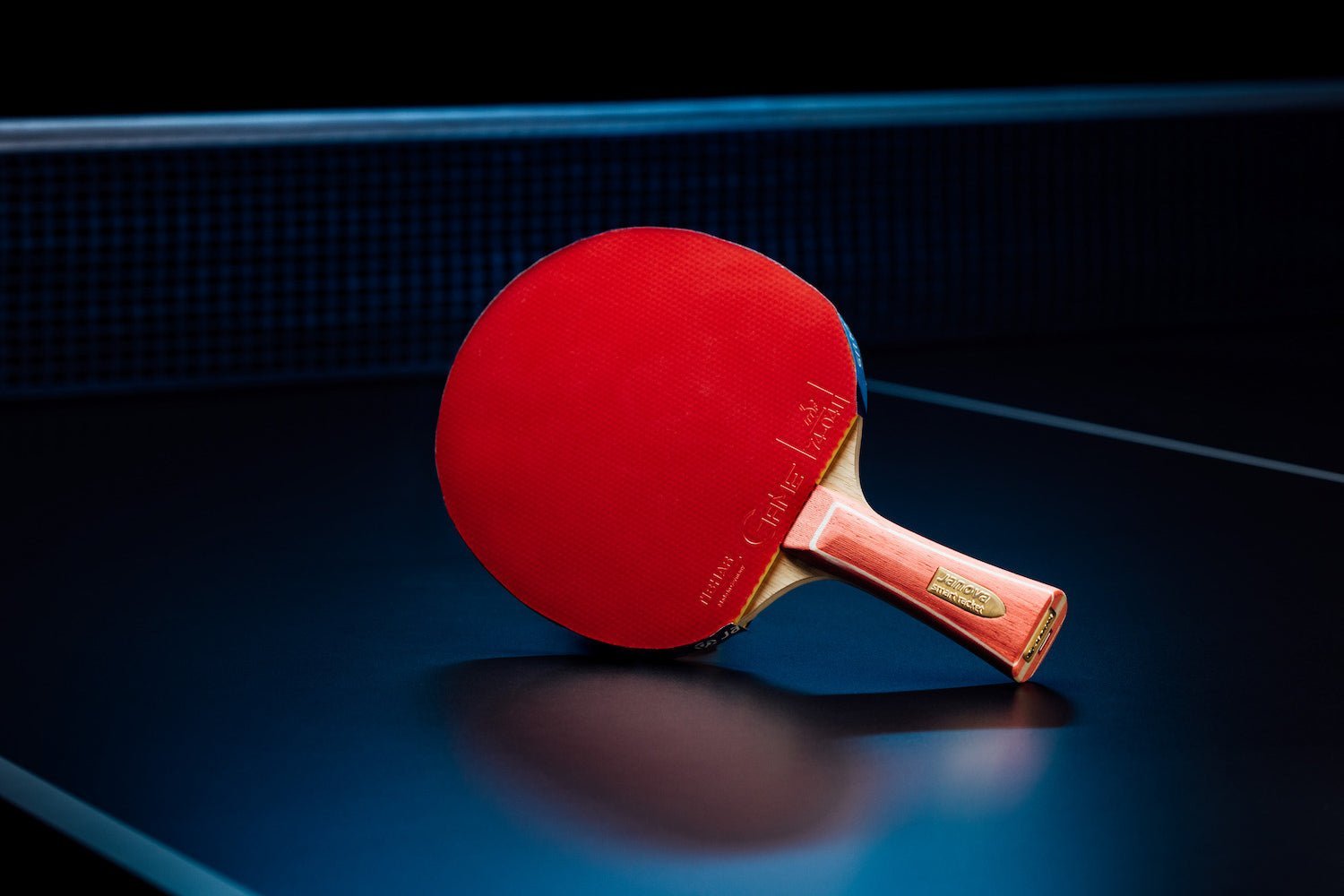 Stehender Smart Racket ROOKIE Tischtennisschläger mit konkaven Griff, Janova Sensor, USB-C-Buchse auf Tischtennistisch