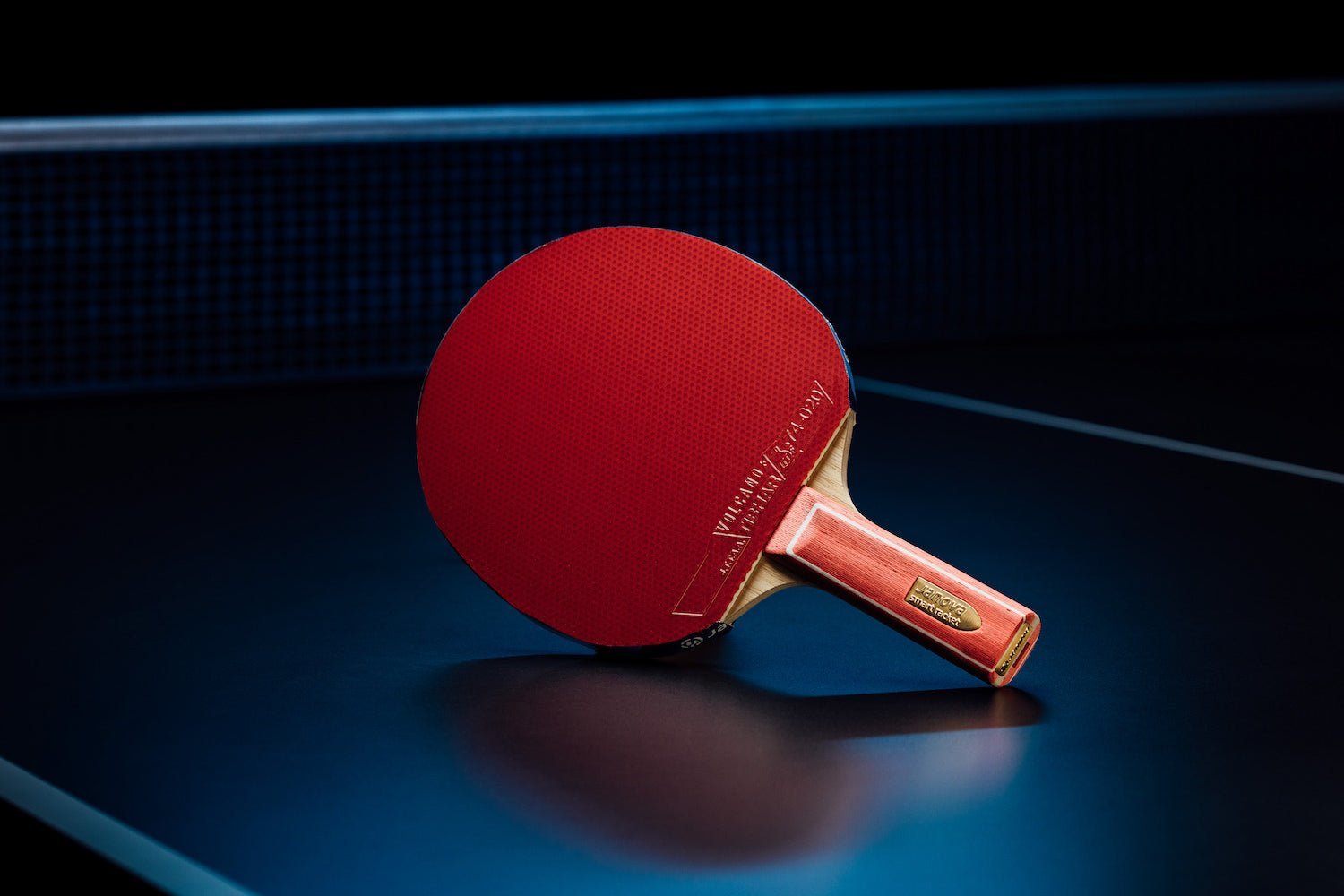 Stehender Smart Racket ROOKIE Tischtennisschläger mit geradem Griff, Janova Sensor, USB-C-Buchse auf Tischtennistisch