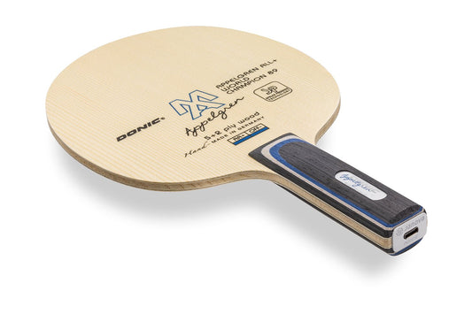 Donic Appelgren All+ World Champion 89 Tischtennisschläger, gerader Griff mit Janova Sensor und USB-CAnschluss, vor weißem Hintergrund positioniert