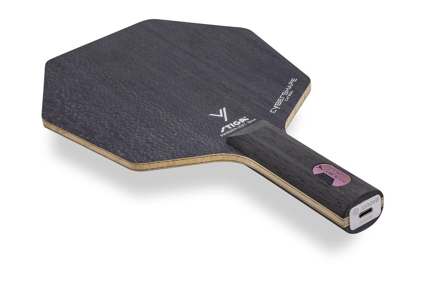 Stiga Cybershape Carbon Tischtennisschläger, gerader Griff mit Janova Sensor und USB-C-Anschluss, vor weißem Hintergrund positioniert