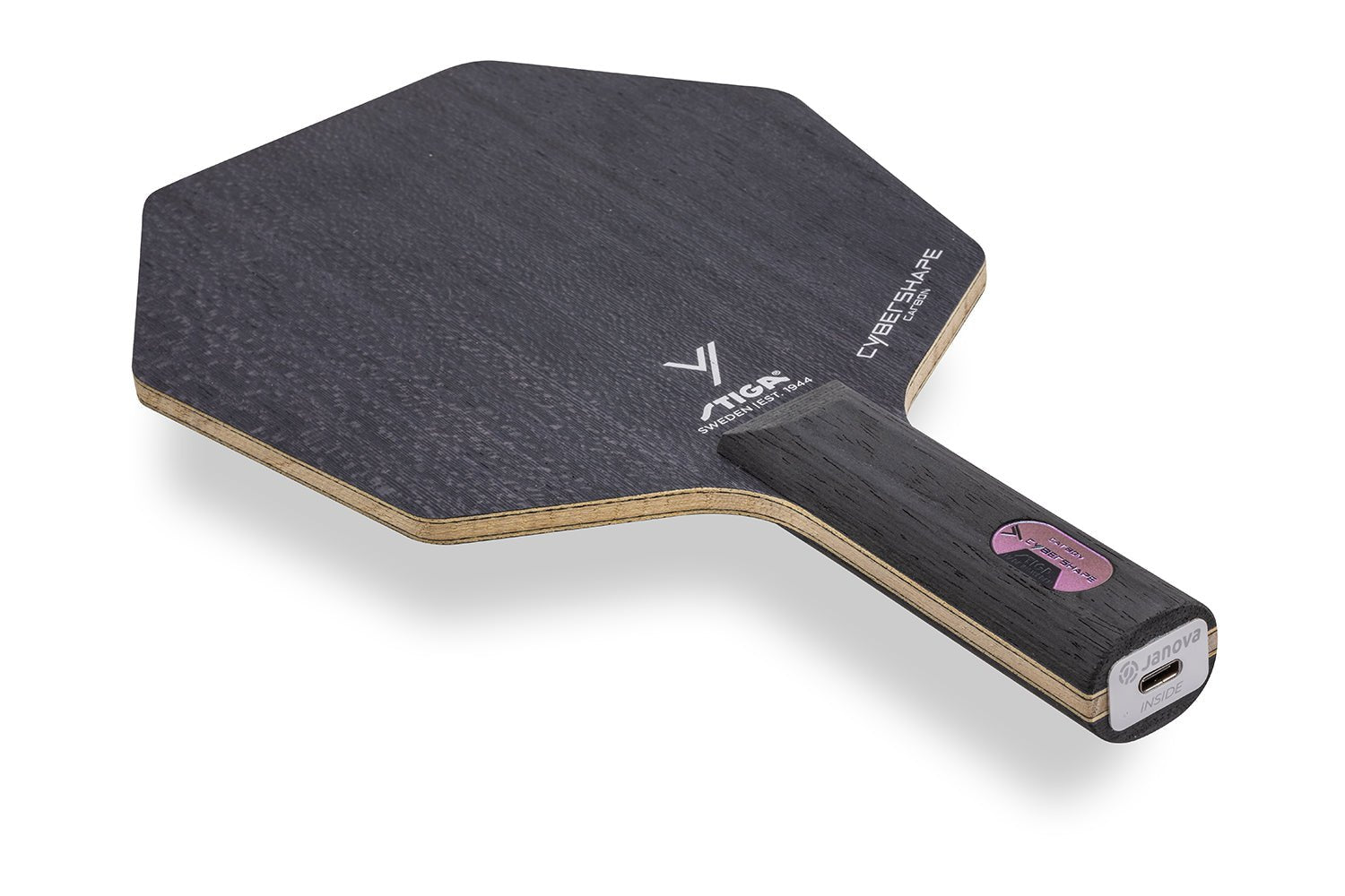 Stiga Cybershape Carbon Tischtennisschläger, gerader Griff mit Janova Sensor und USB-C-Anschluss, vor weißem Hintergrund positioniert