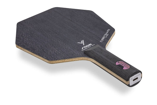 Stiga Cybershape Carbon Tischtennisschläger, gerader Griff mit Janova Sensor und USB-C-Anschluss, vor weißem Hintergrund positioniert