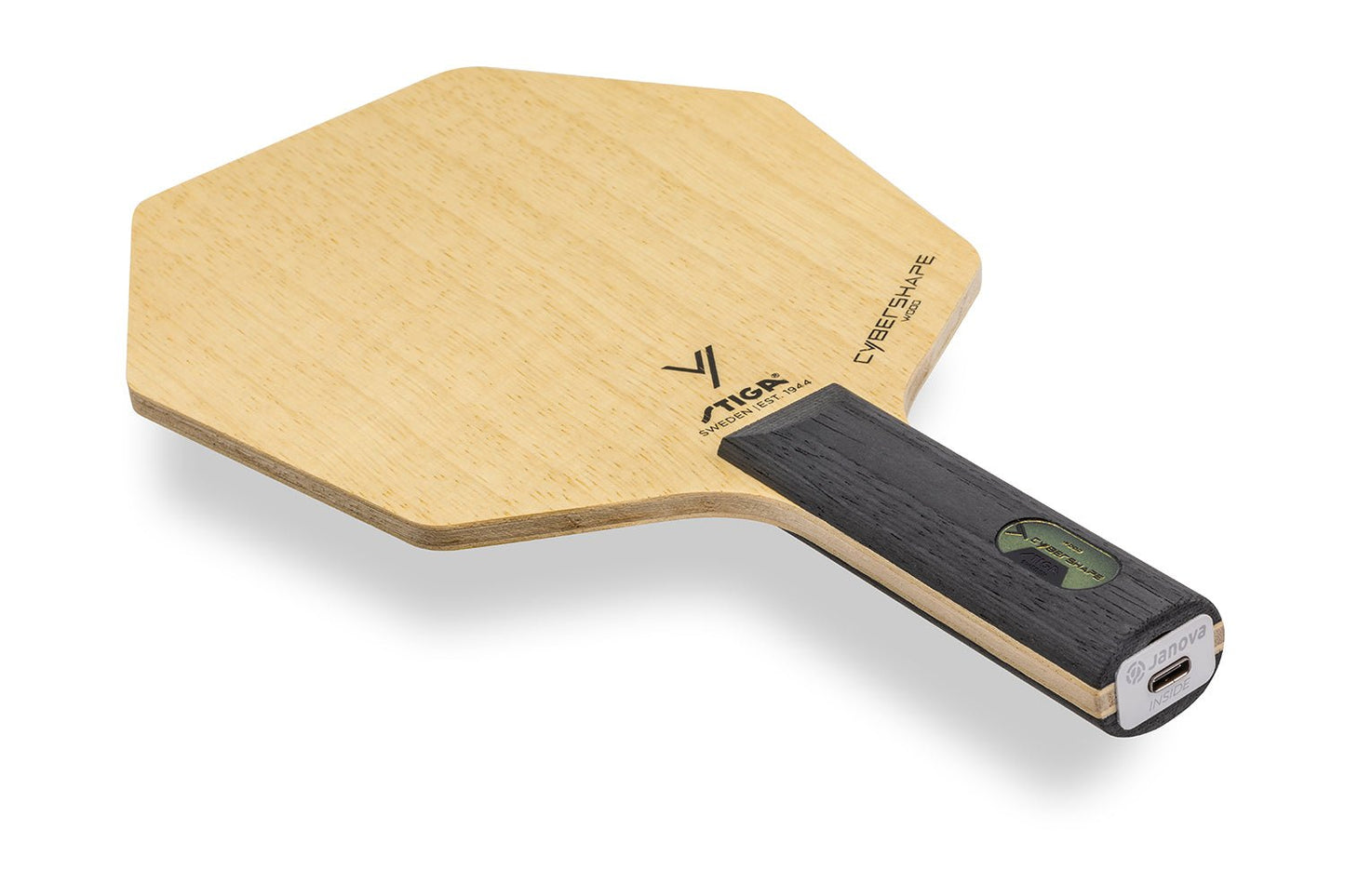 Stiga Cybershape Wood Tischtennisschläger, gerader Griff mit Janova Sensor und USB-C-Anschluss, vor weißem Hintergrund positioniert