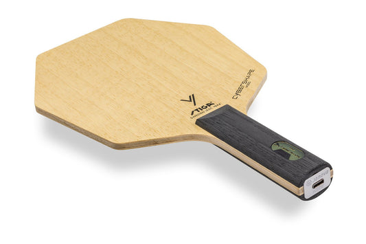 Stiga Cybershape Wood Tischtennisschläger, gerader Griff mit Janova Sensor und USB-C-Anschluss, vor weißem Hintergrund positioniert