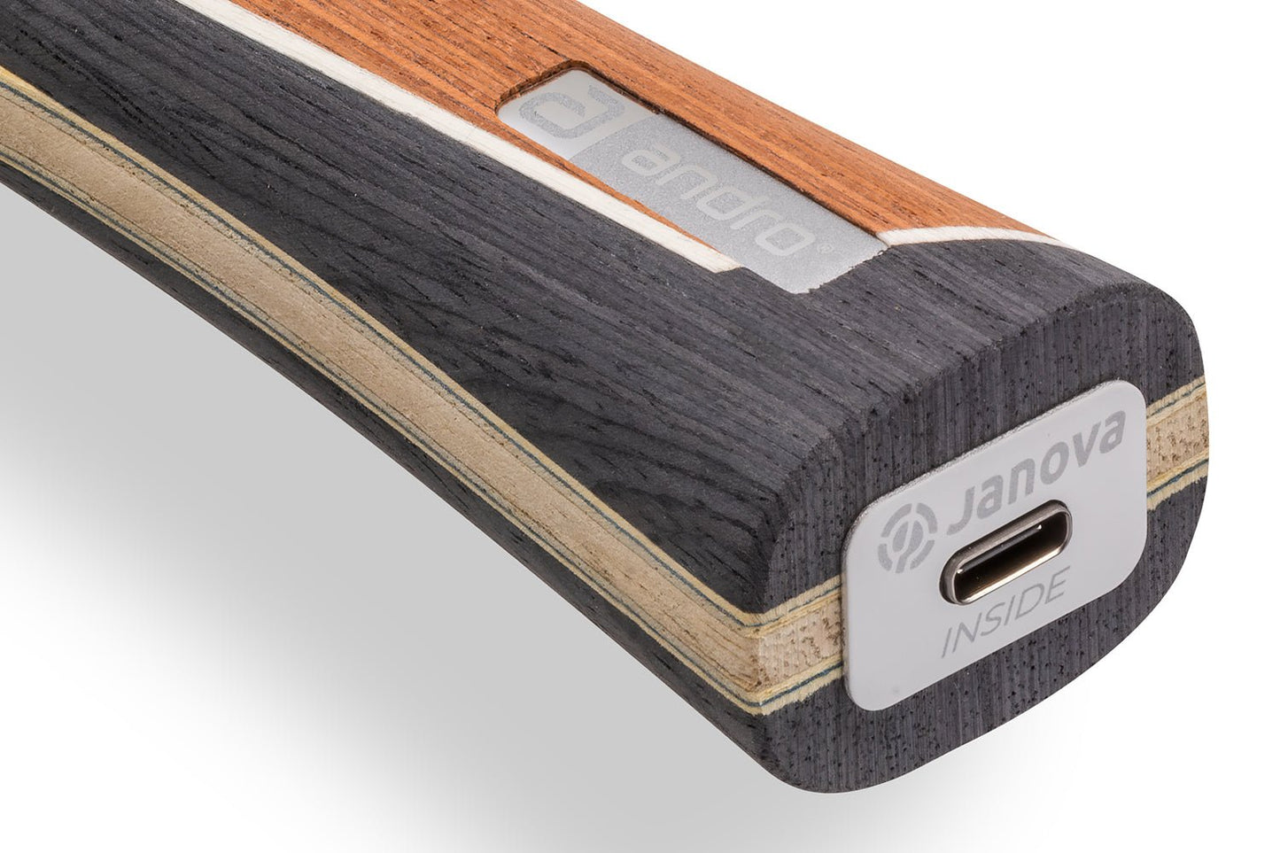 andro Treiber FO OFF/S Tischtennisschläger, Detailansicht konkaves Griffende mit Janova Sensor und USB-C